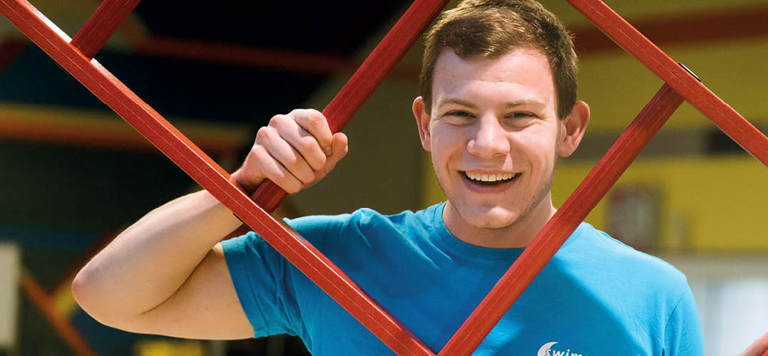 Foto zeigt einen Sporthelfer in seiner Ausbildung