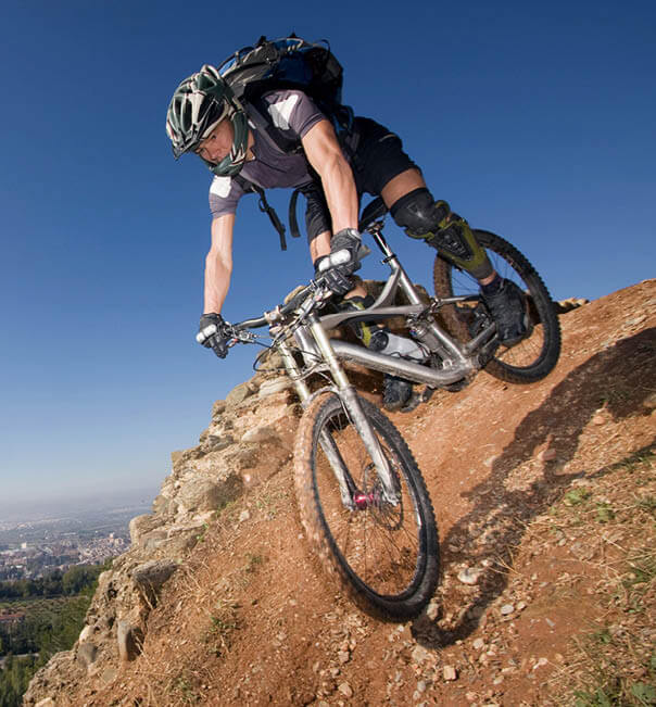 Spain  Sierra Nevada  Granada  man mountain biking downhill   Verwendung weltweit  Royalty free  Bei werblicher Verwendung Preis auf Anfrage   Keine Weitergabe an Wiederverk ufer 