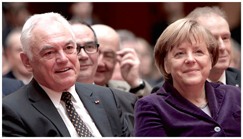 Verleihung der Goldenen  Sterne des Sports  2011 am 07 02 2012 in der DZ Bank in Berlin  Angela Merkel ( Bundeskanzlerin ) und Walter Schneeloch ( Vizepr sident DOSB ) w hrend der Preisverleihung 