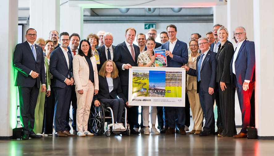 | Ministerpr sidentdes Landes NRW (1. Reihe: 5.v.r.) bei der Vorstellung von Eckpunkten der Olympia-Bewerbung Ende Mai im Deutschen Sport & Olympia Museum in K ln