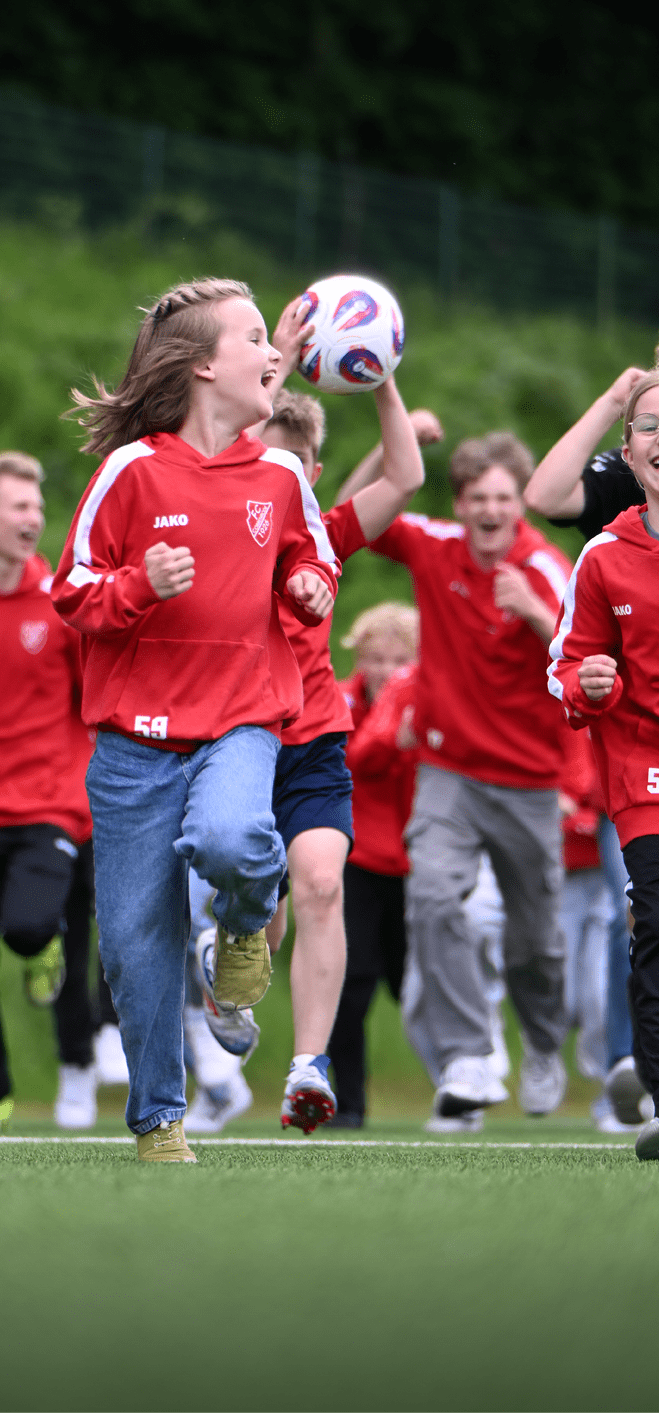 Kinder beim Sporttraining laufen auf gr nem Rasen