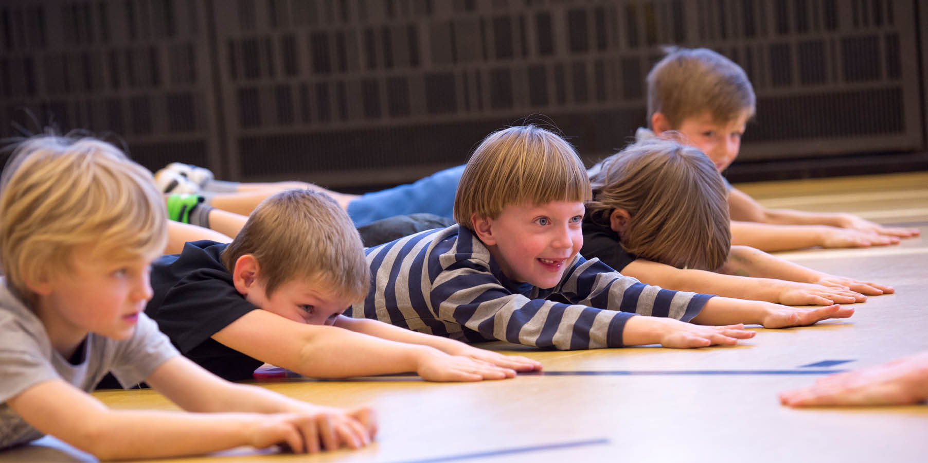 Bild von Kindern im Schulsport mit Bewegungsangeboten von Vereinen