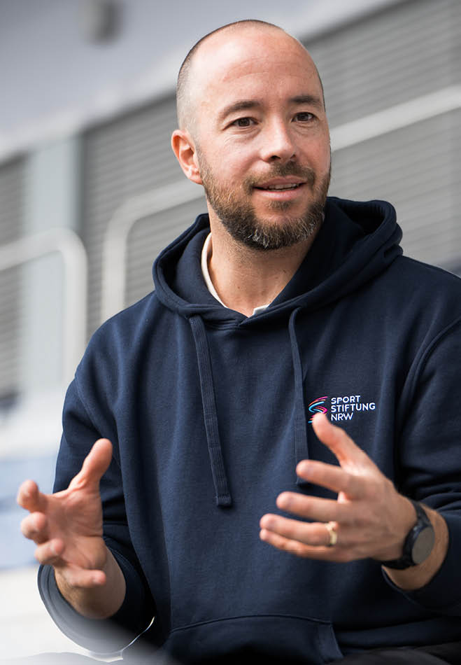 Seit April ist Lucas  Fl mann neuer Gesch fts­f hrer der Sportstiftung NRW, die in diesem Jahr ihr 25-j hriges Jubil um feiert. Gleich zwei gute Gr nde, um sich mal zu einem   Gespr ch zu treffen.