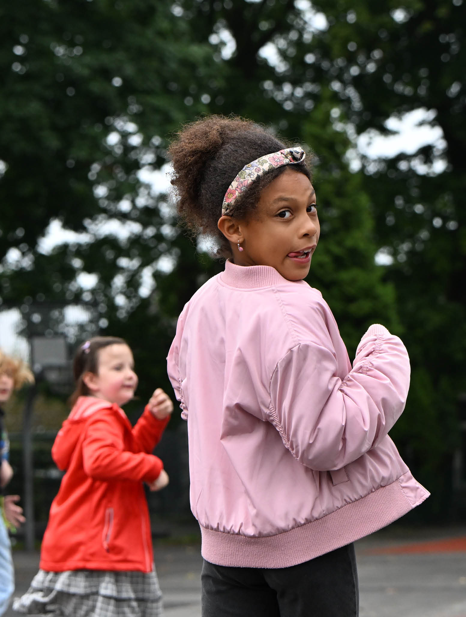 Vocer Wir im Sport: Kinder durchlaufen spielerisch einen Bewegungsparcours beim Kibaz-Fest im Eifgen-Stadion