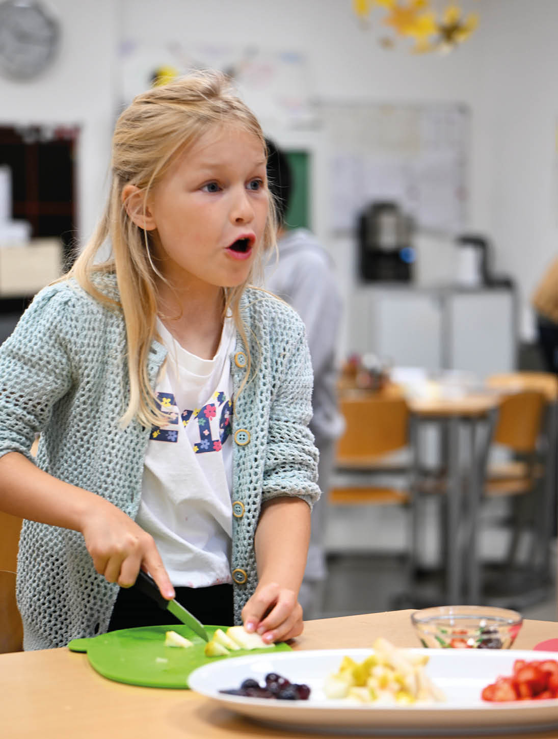 Kinder bereiten gesunden Nachtisch in der Offenen Ganztagsschule des RSV vo