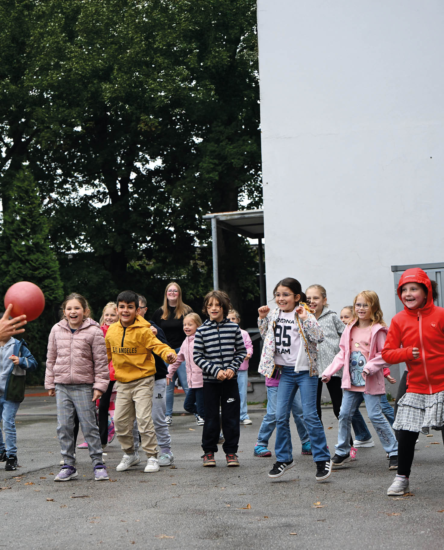 Kinder auf dem Pausenhof in der Offenen Ganztagsschule des RSV vo