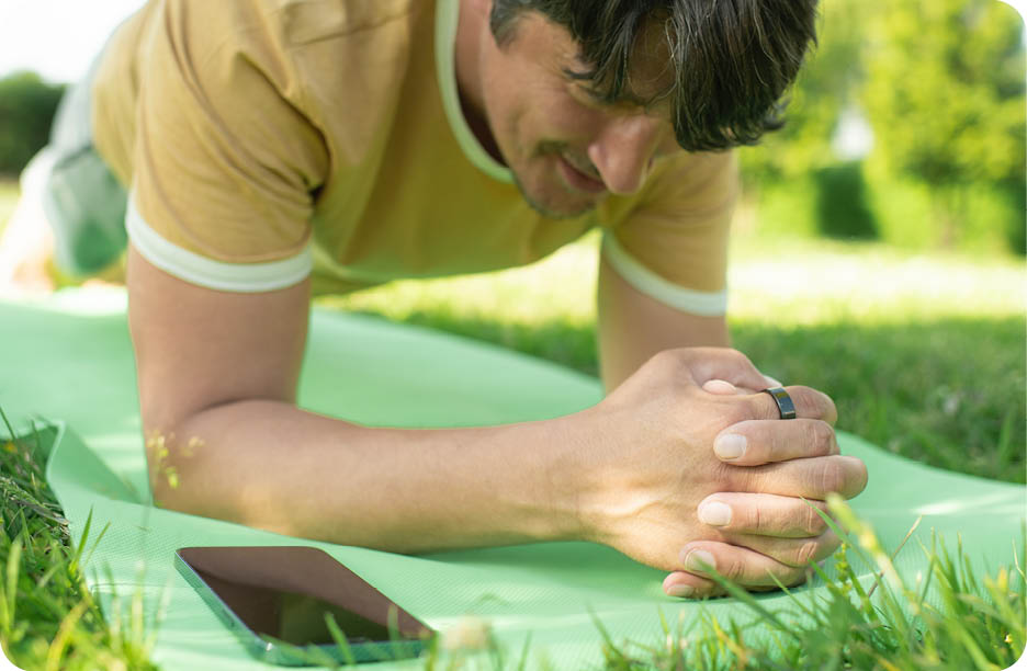 Sportler macht mit Hilfe von KI und Smartphone Liegest tze