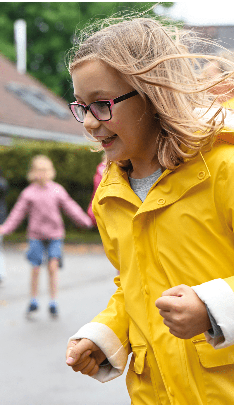 Aufmacher Titel Kinder durchlaufen spielerisch einen Bewegungsparcours beim Kibaz-Fest im Eifgen-Stadion
