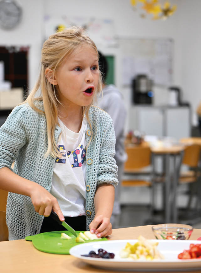 Kinder bereiten gesunden Nachtisch in der Offenen Ganztagsschule des RSV vo
