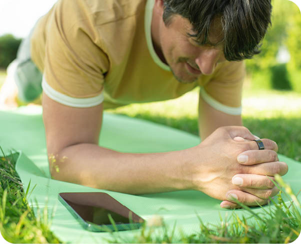 Sportler macht mit Hilfe von KI und Smartphone Liegest tze