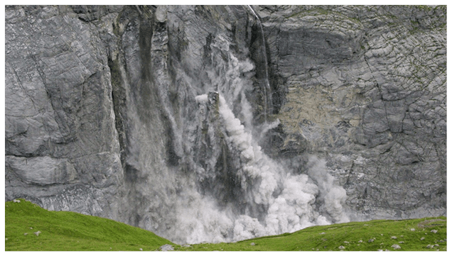ARCHIV - Staubwolken ber dem Absturzgel nde Schlosslauenen oberhalb von Grindelwald, am Donnerstag, 13. Juli 2006. Selbst der h rteste Fels kann Risse bekommen. Und nach vielen Jahren vielleicht als Gesteins-Lawine hinabst rzen _ dann bewegt sich der Berg nach unten. Foto: EPA/BRUNO PETRONI BEST +++(c) dpa - Nachrichten f r Kinder+++