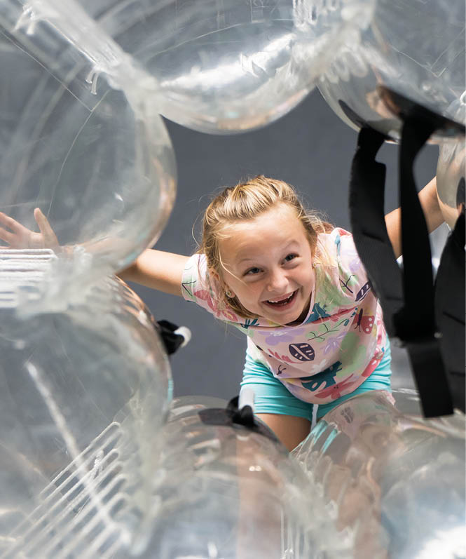 Ein Kind in einer Bubble Soccer im Sport und Erlebnissdorf Hinsbeck