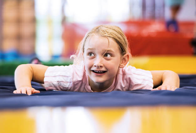 Ein Kind in im Indoorfeld im Sport und Erlebnissdorf Hinsbeck