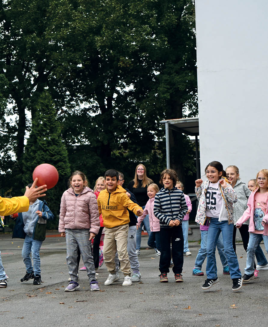 Kinder auf dem Pausenhof in der Offenen Ganztagsschule des RSV vo