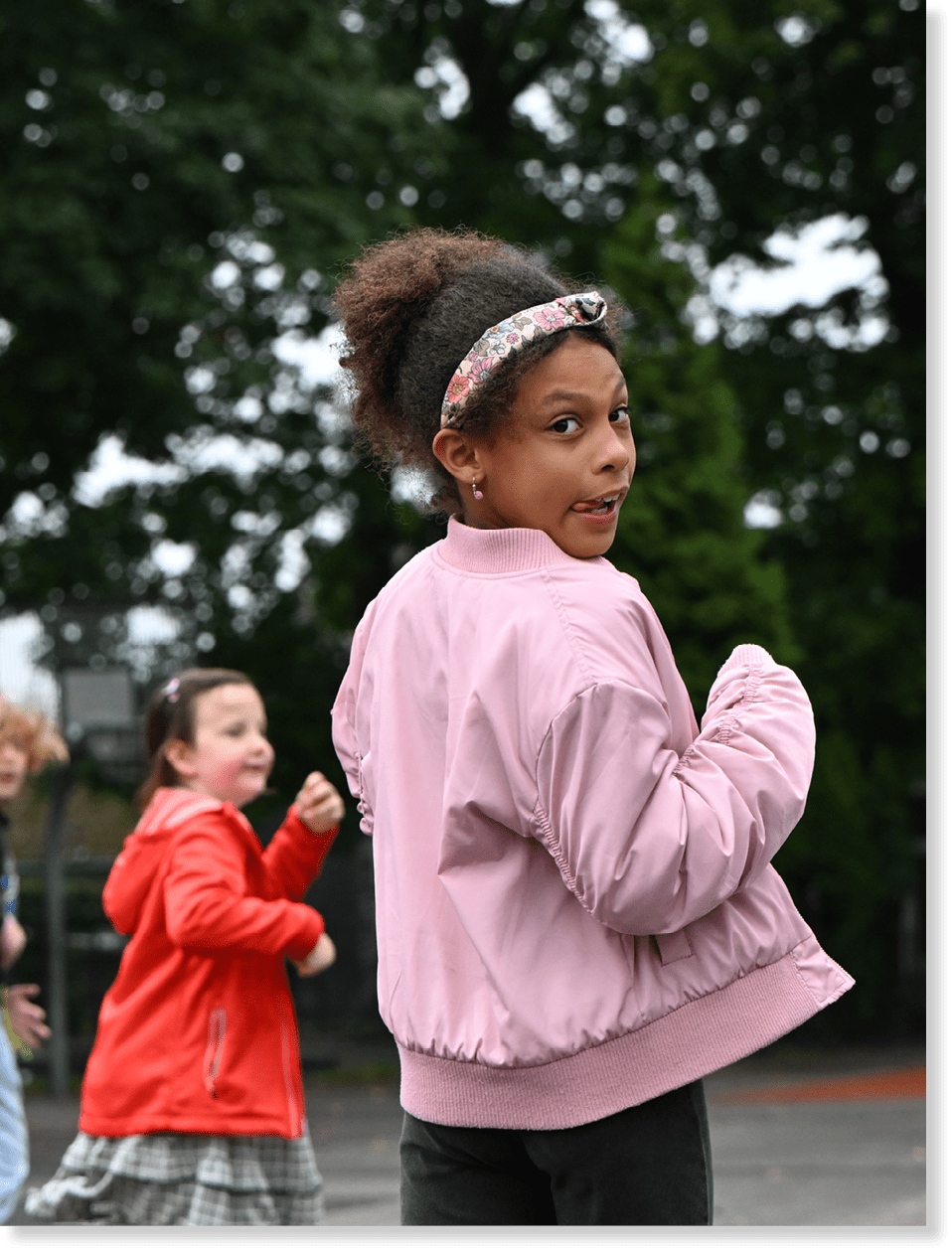 Vocer Wir im Sport: Kinder durchlaufen spielerisch einen Bewegungsparcours beim Kibaz-Fest im Eifgen-Stadion