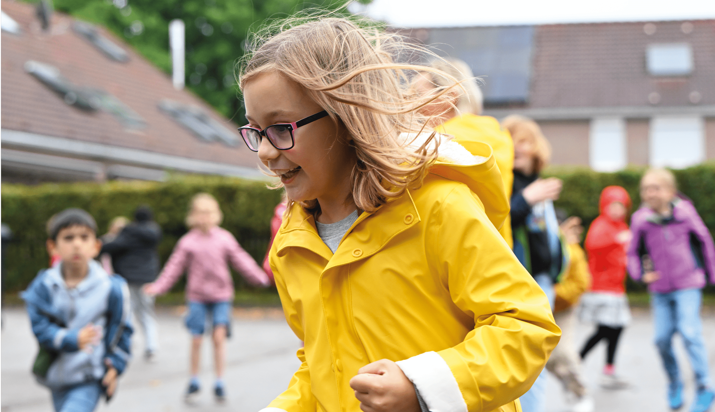 Aufmacher Titel Kinder durchlaufen spielerisch einen Bewegungsparcours beim Kibaz-Fest im Eifgen-Stadion