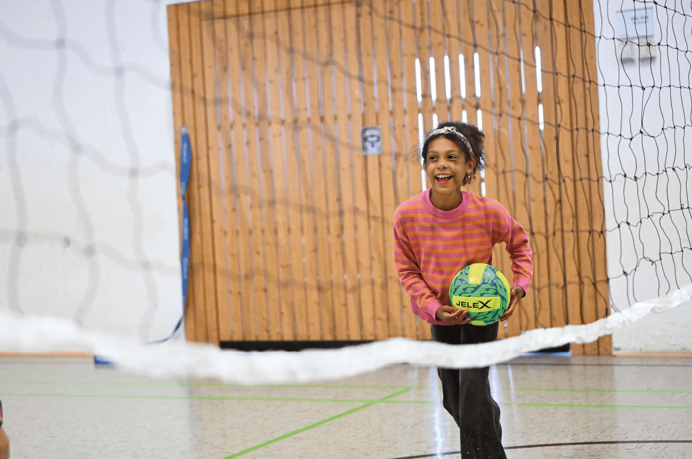 M dchen spielt Volleyball