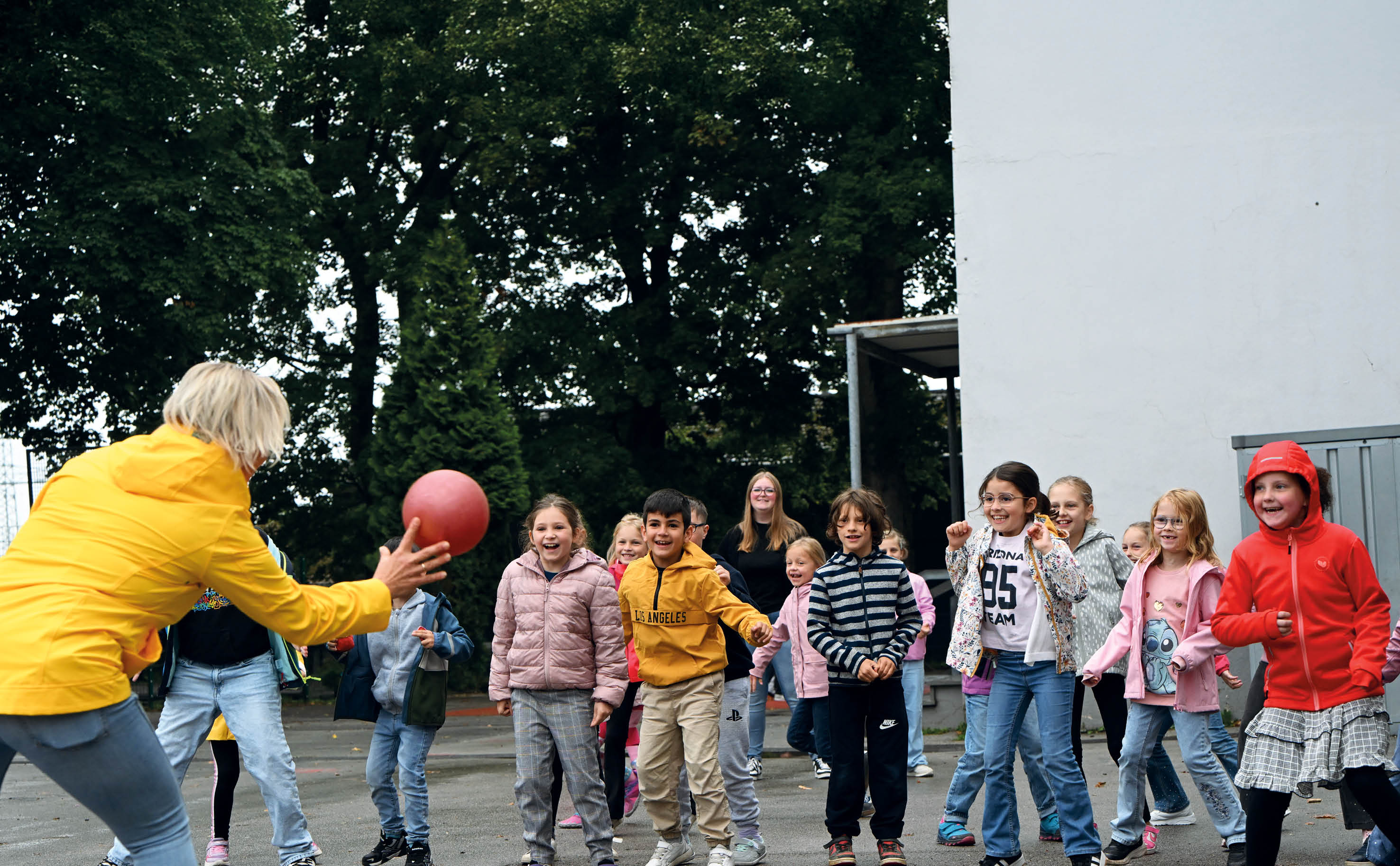Kinder auf dem Pausenhof in der Offenen Ganztagsschule des RSV vo