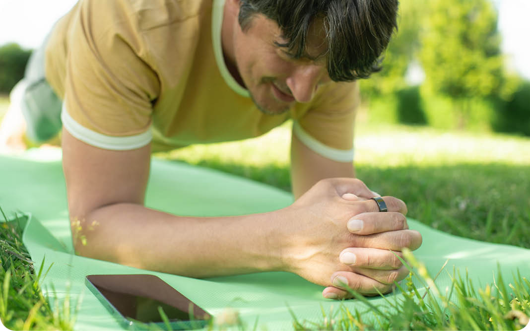 Sportler macht mit Hilfe von KI und Smartphone Liegest tze