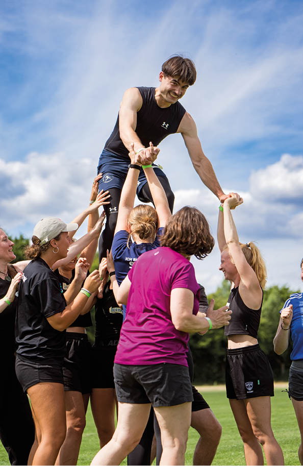 Fair Play Sportler feiern gemeinsam auf dem Spielfeld