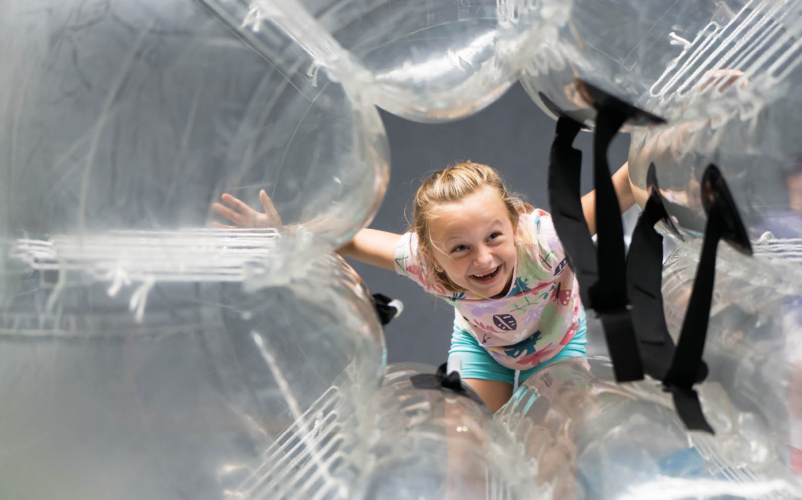 Ein Kind in einer Bubble Soccer im Sport und Erlebnissdorf Hinsbeck