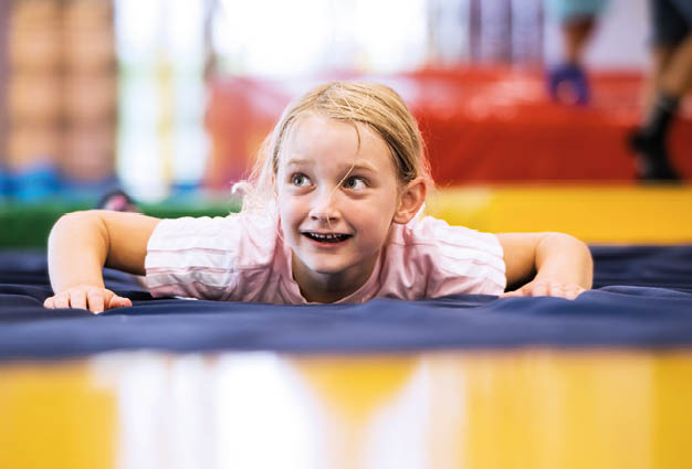 Ein Kind in im Indoorfeld im Sport und Erlebnissdorf Hinsbeck