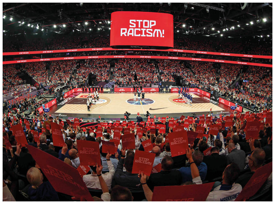 Bild des Monats - Gef llte Halle w hrend der Basketball WM. Auf der Anzeigetafel steht Stop Racism