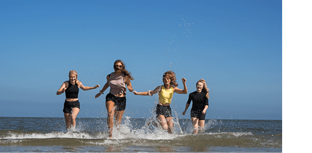 Laufende Jugendliche am Meer