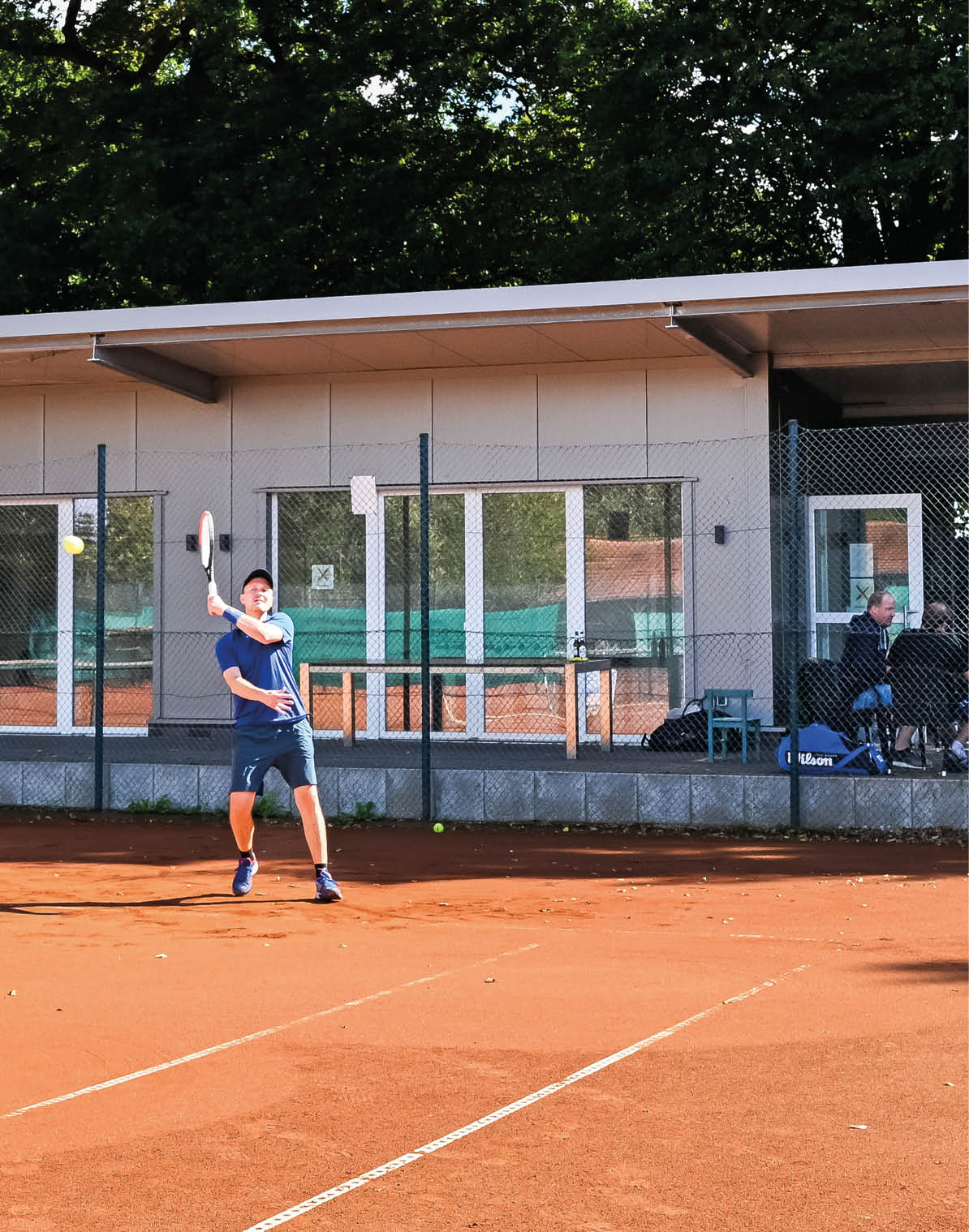 Das neue Vereinsheim des TSV Raesenfeld mit einem Tennisspieler davor