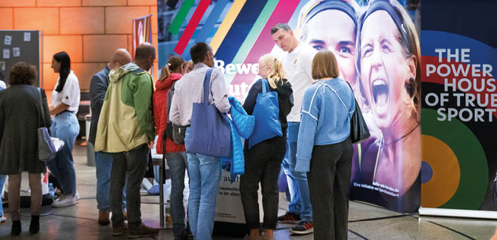 Der Stand des LSB NRW f r die Olympiabewerbung NRW im Landtag D sseldorf umringt von inteessierten Menschen