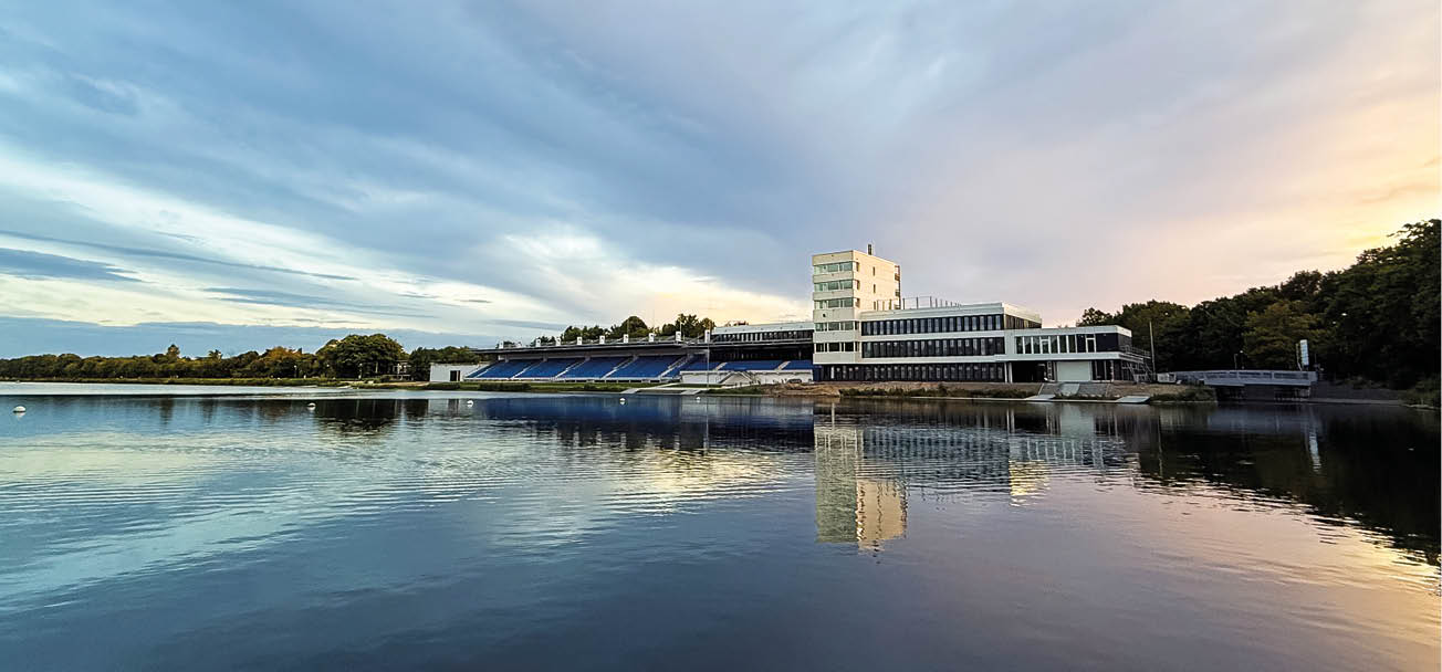 Foto der frisch renovierten Regattabahn in D ssbuirg in der blauen Stunde