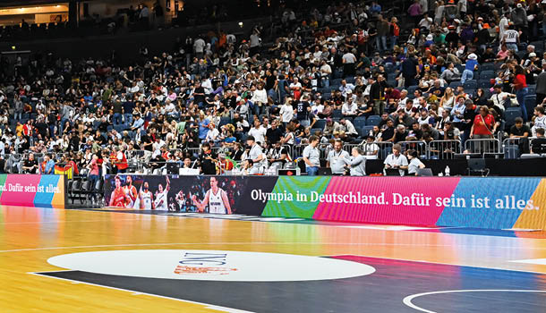 Bild der Olympiabewerbung NRW. Bandenwerbung w hrend eines Handballspiels