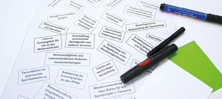 Symbolbild mit Stiften und Papier