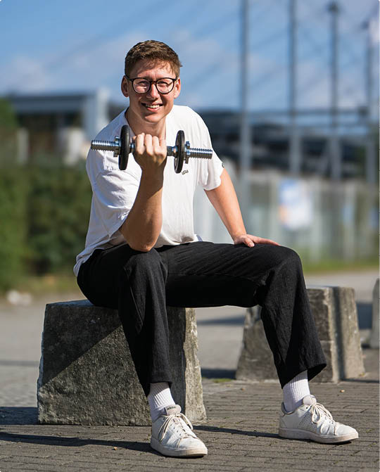 Jugendlicher beim Krafttraining