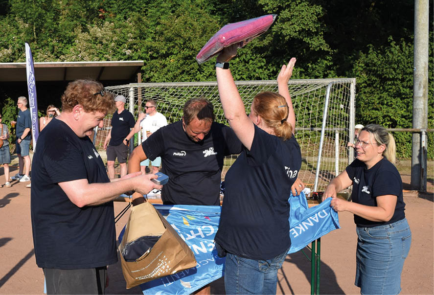 Gelungene berraschung in Bochum: J rgen Buschmann (l.)  bergibt das #SPORTEHRENAMT  BERRASCHT!-Paket an Christina Niessalla