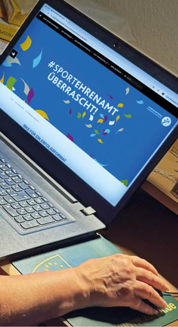 Ein Notebook auf dem die Seite sportehrenamt.nrw zu sehen ist