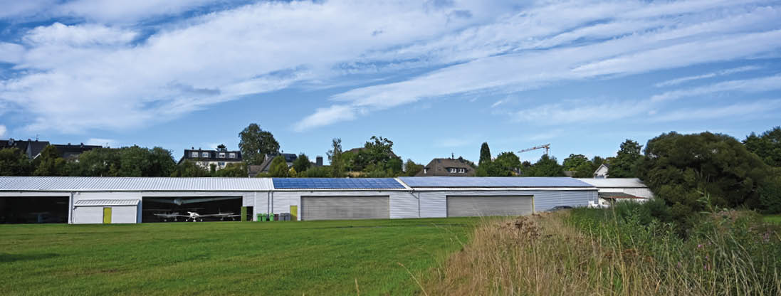Sportflugpaltz des LSV Wipperf rth. Die Halle mit dem neuen Solardach
