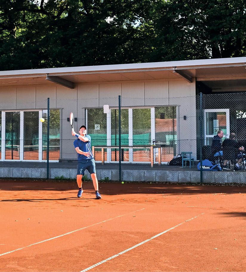 Das neue Vereinsheim des TSV Raesenfeld mit einem Tennisspieler davor