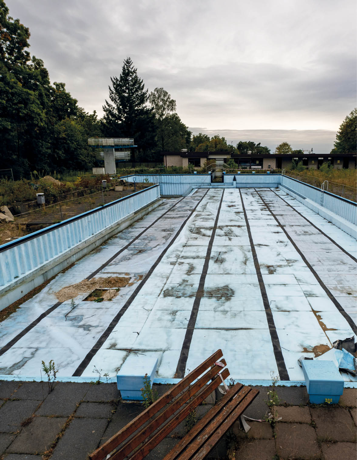 Foto des leeren Becken des Freibads lippischen Oerlinghausen. Zu sehen ist der langsame Verfall der Sportanlage