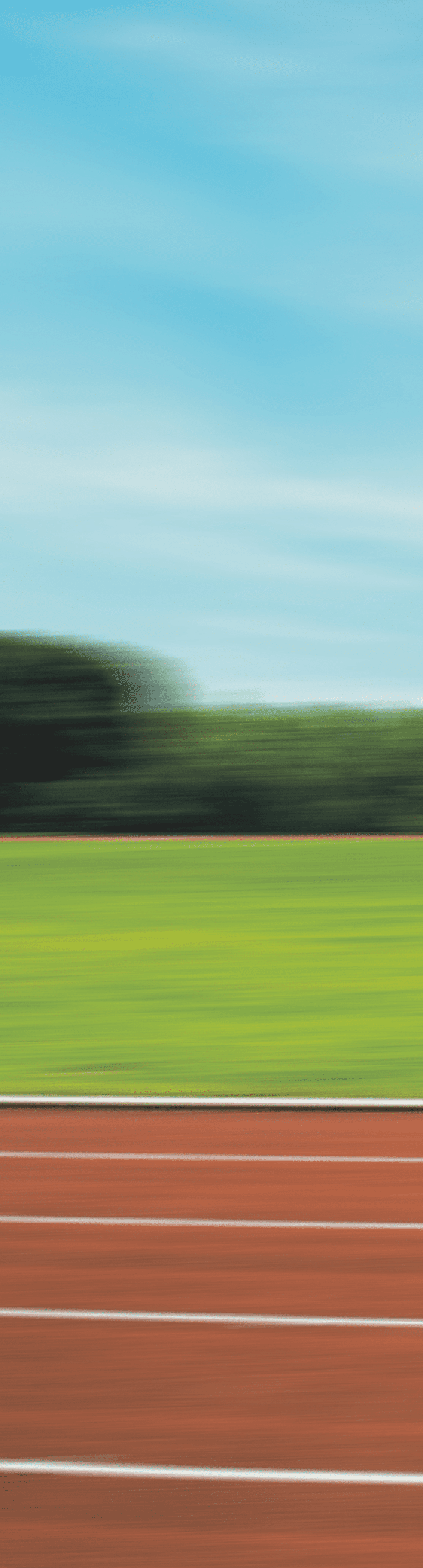 Hintergrundbild. Ausschnitt eines gr nen Rasen-Spielfeldes mit Tartanbahn