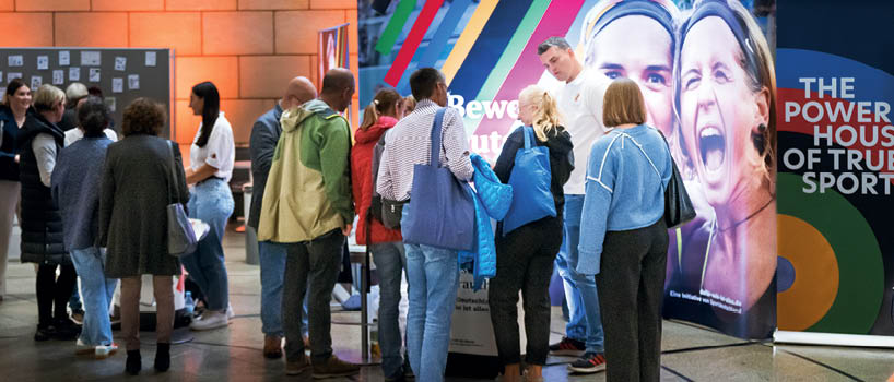 Der Stand des LSB NRW f r die Olympiabewerbung NRW im Landtag D sseldorf umringt von inteessierten Menschen