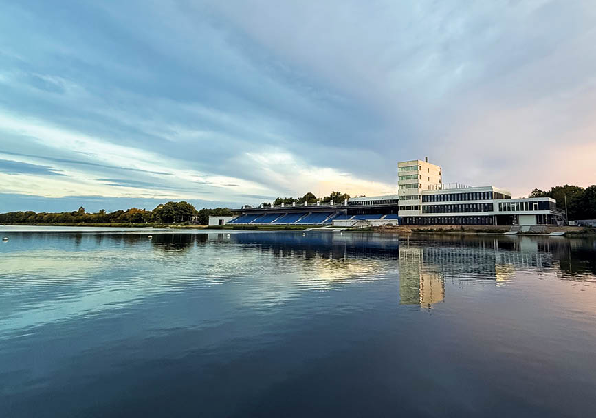 Foto der frisch renovierten Regattabahn in D ssbuirg in der blauen Stunde