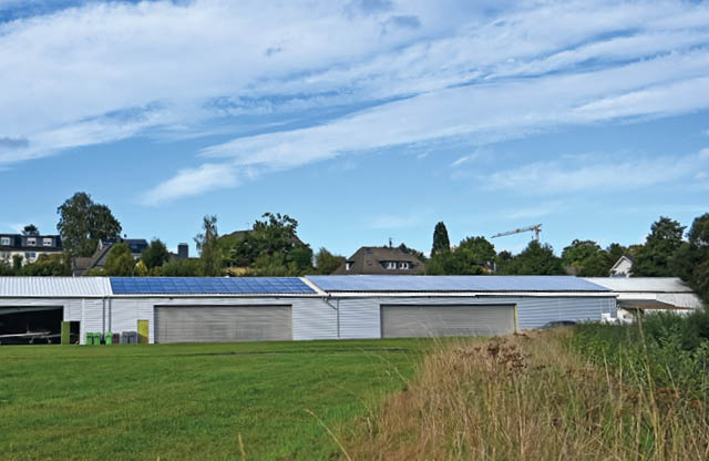 Sportflugpaltz des LSV Wipperf rth. Die Halle mit dem neuen Solardach