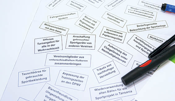 Symbolbild mit Stiften und Papier