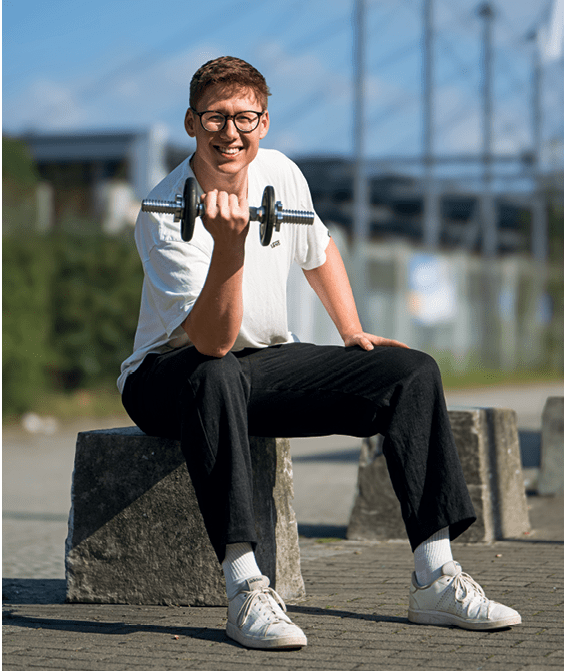 Jugendlicher beim Krafttraining