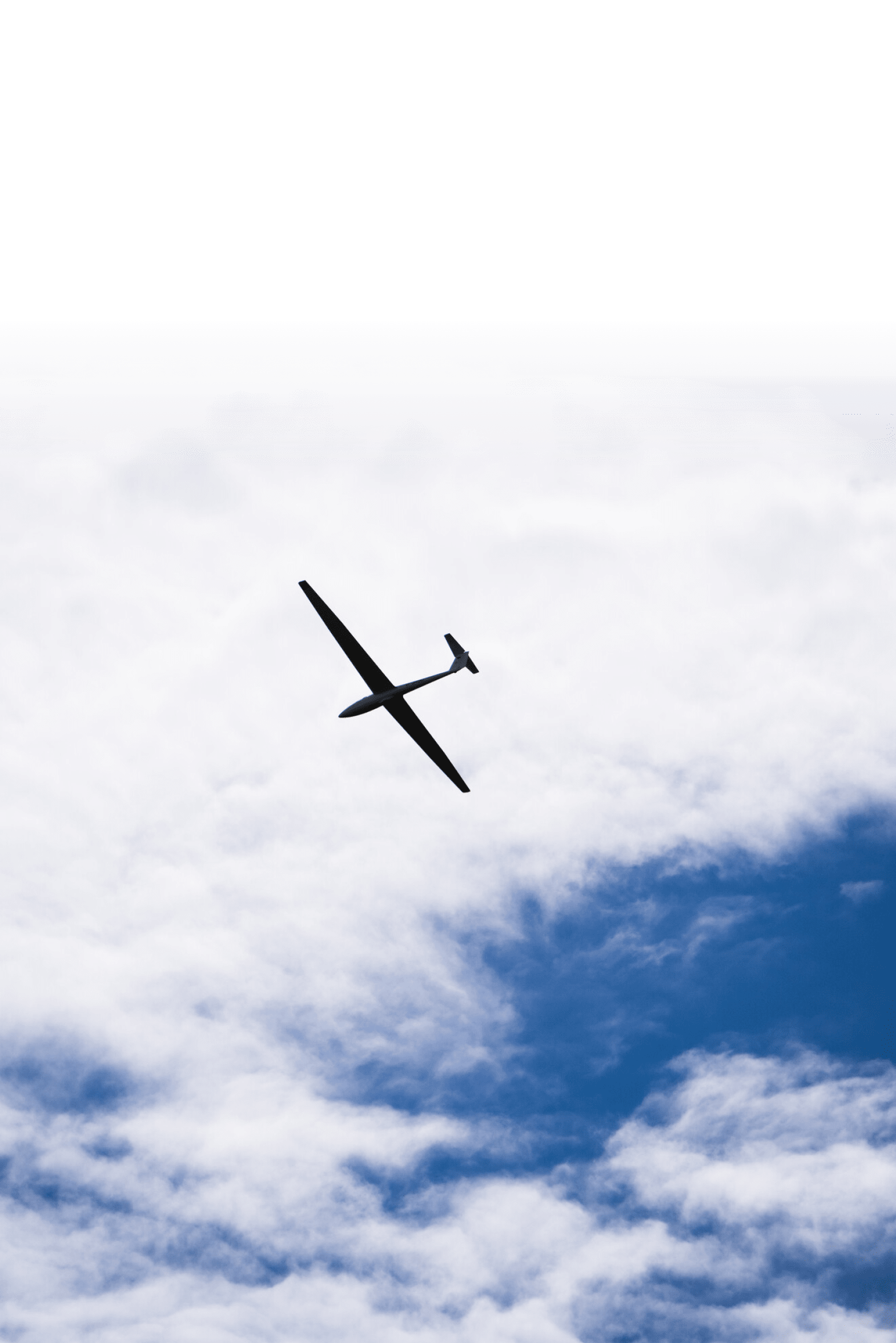 Segelflugzeug des Toptalente NRW vor einer imposanten Wolkenkulisse