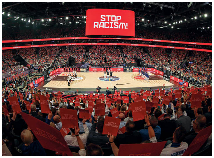 Bild des Monats - Gef llte Halle w hrend der Basketball WM. Auf der Anzeigetafel steht Stop Racism