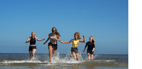 Laufende Jugendliche am Meer