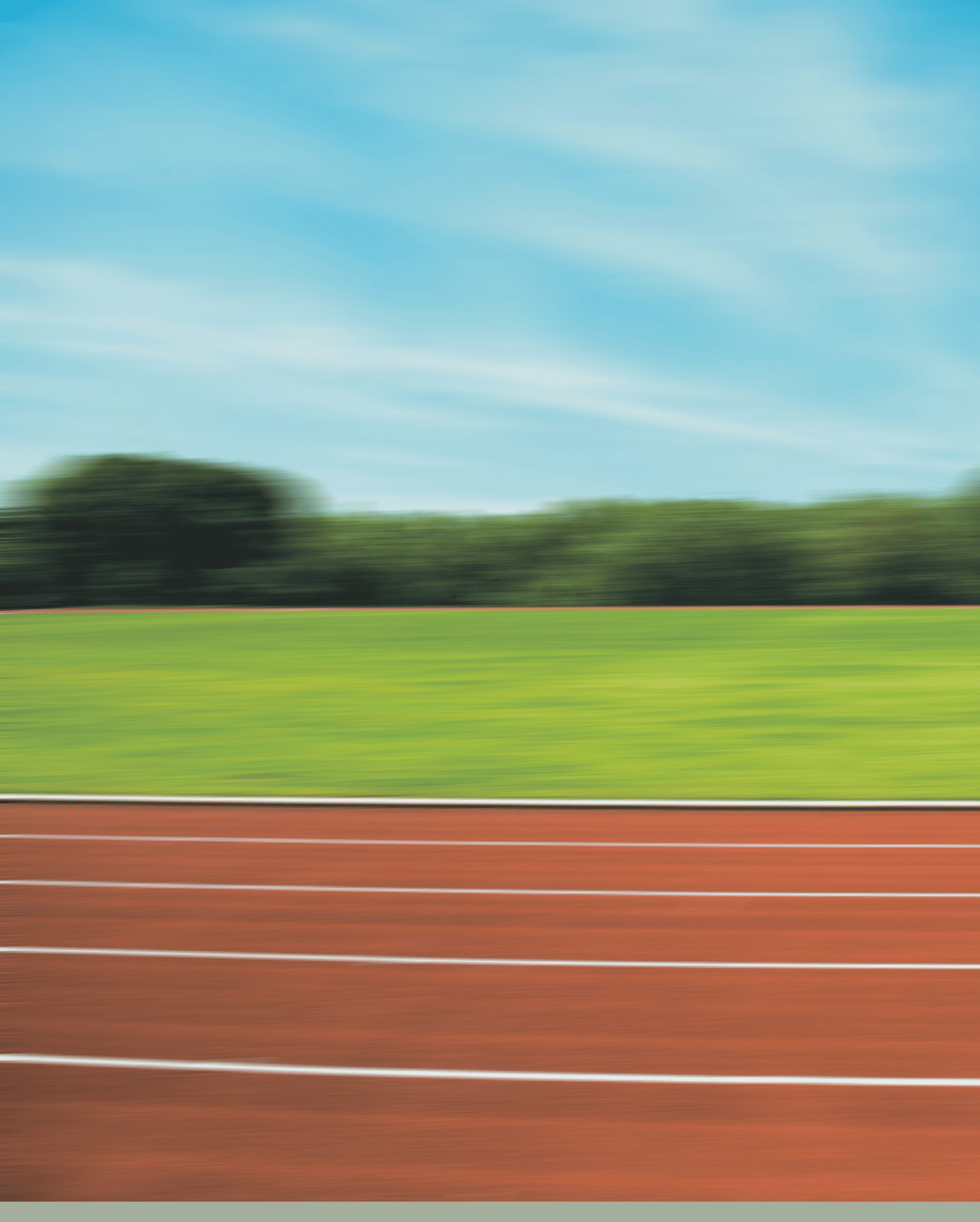 Hintergrundbild. Ausschnitt eines gr nen Rasen-Spielfeldes mit Tartanbahn