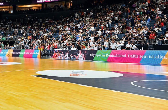 Bild der Olympiabewerbung NRW. Bandenwerbung w hrend eines Handballspiels